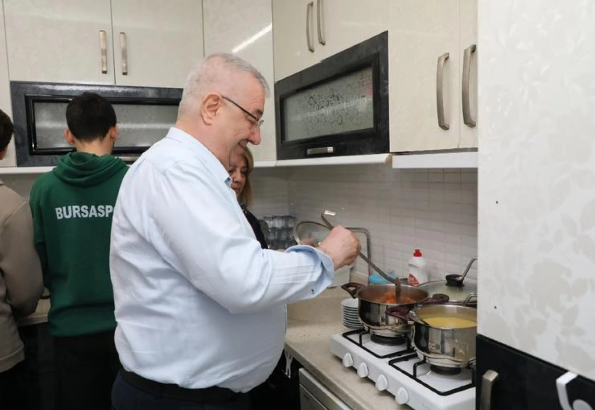 Başkan Ertaş &uuml;niversite &ouml;ğrencilerinin iftar sofrasına konuk oldu