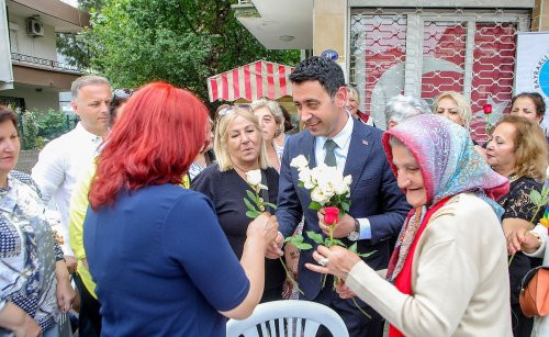 Başkan Önal, Anneler Günü'nde Bayraklı'da annelerle buluştu