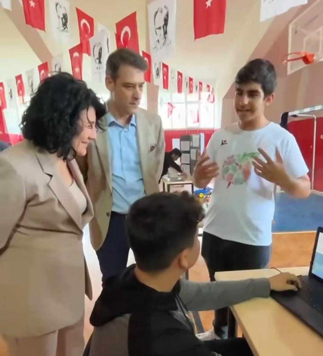 Başkan Sema Bodur, Kınık Mesleki ve Teknik Anadolu Lisesi'ni ziyaret etti.