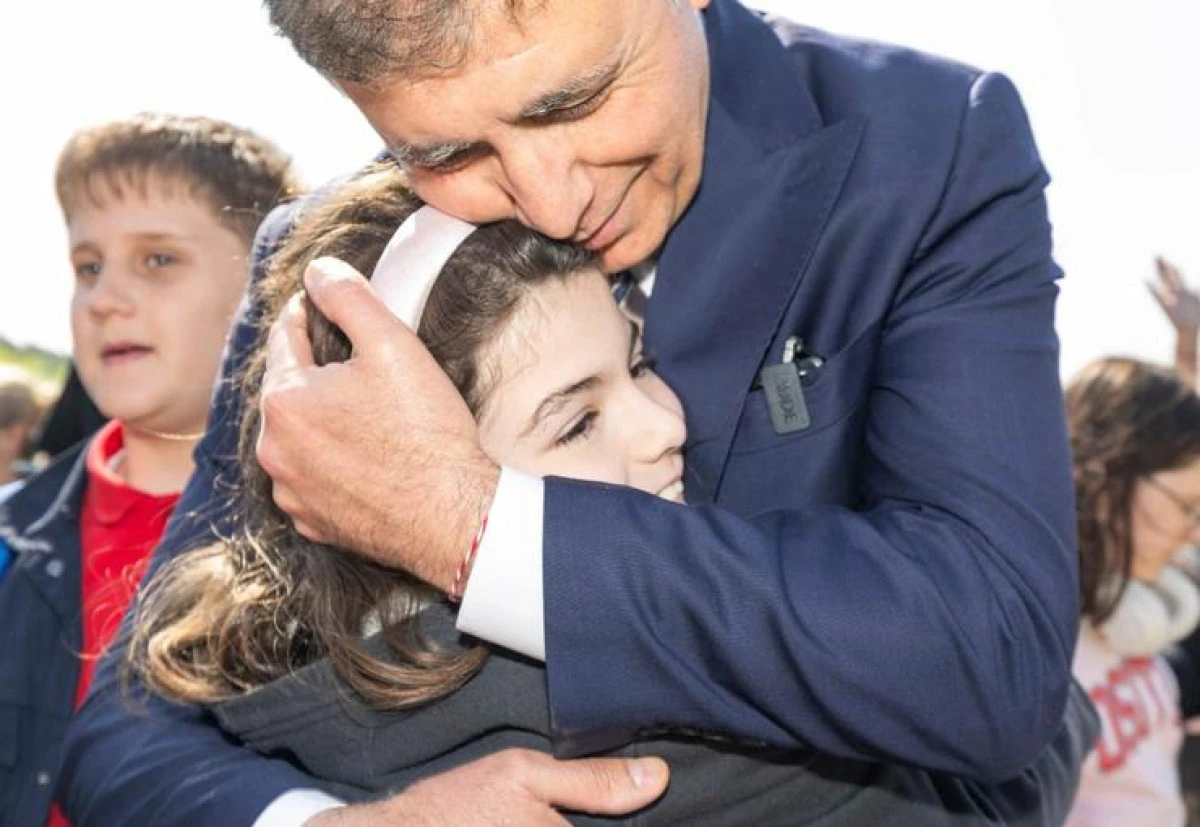 Başkan Tugay &ccedil;ocuklara verdiği s&ouml;z&uuml; tuttu, fidanlar toprakla buluştu