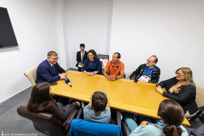 Başkan Tugay, Fransız Bisikletli Aileyi İzmir’de Ağırladı