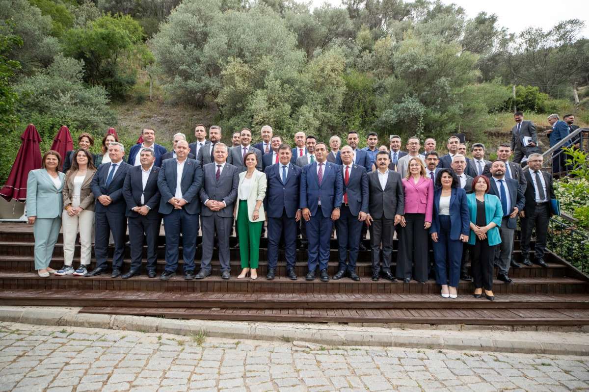 Başkan Tugay, İlçe Belediye Başkanlarıyla Koordinasyon Toplantısı Yaptı