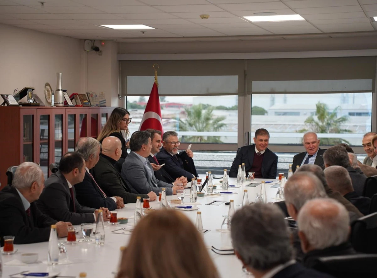 Başkan Tugay ve CHP İl Y&ouml;netiminden İAOSB&rsquo;ye ziyaret