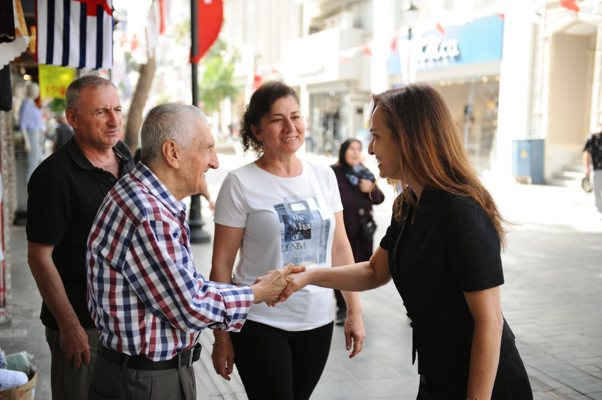 Başkan Ünsal Karşıyaka Çarşısı’nda halkla buluştu