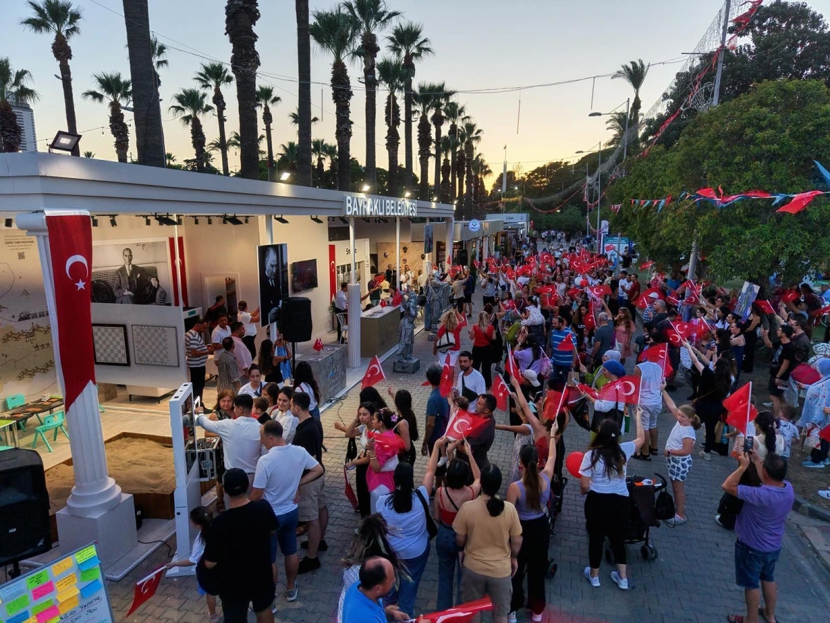 Bayraklı standında Zafer Bayramı coşkusu