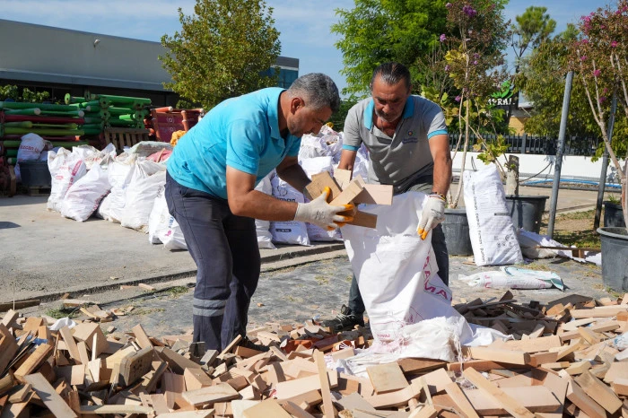 Belediye budama odunlarını ihtiyaç sahiplerine dağıtıyor