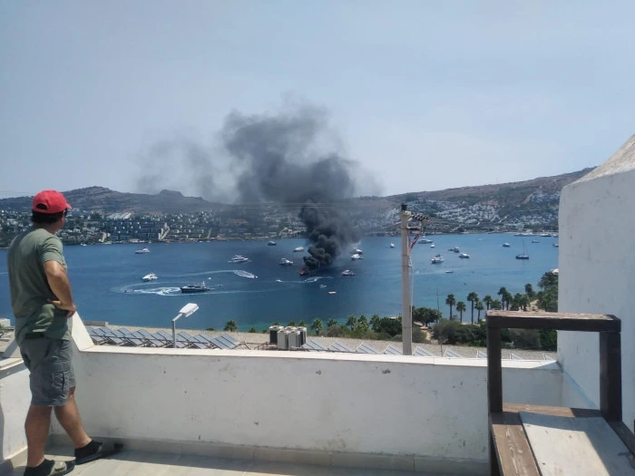 Bodrum’da tekne alev aldı, sahil güvenlik müdahale etti