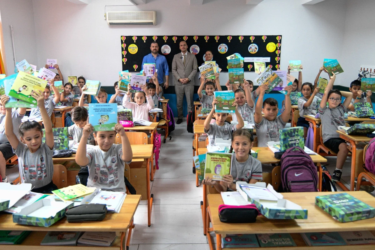 Bornova Belediyesi’nden İlkokul Öğrencilerine Kırtasiye Desteği