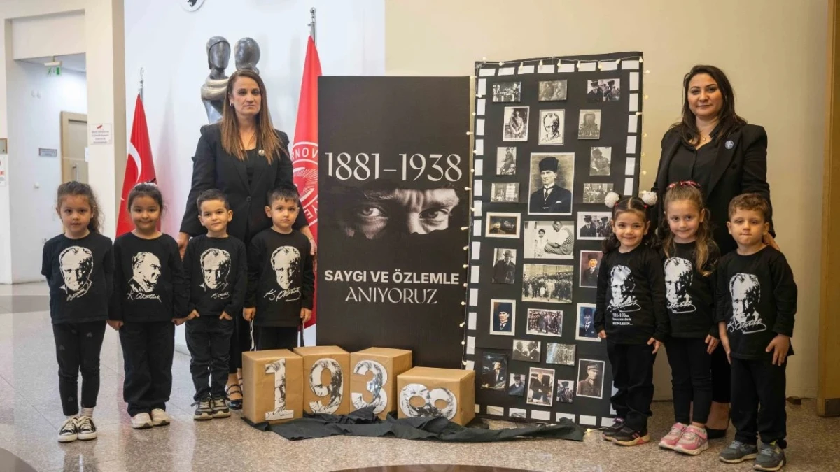 Bornova’da 10 Kasım Töreninde Minikler Sahneye Çıktı