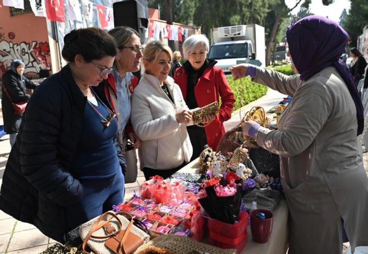 Bornova&rsquo;da 8 Mart etkinliğinde kadın hakları mesajı