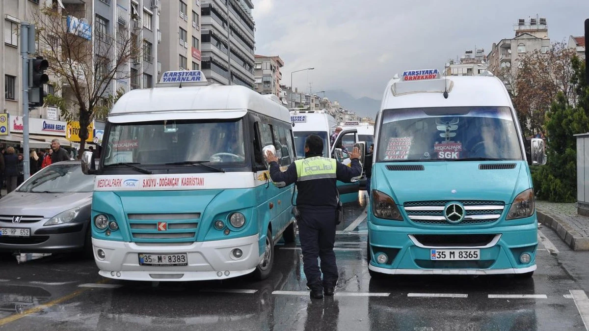 Bornova'da Minibüsler Yayaların Güvenliğini Tehdit Ediyor