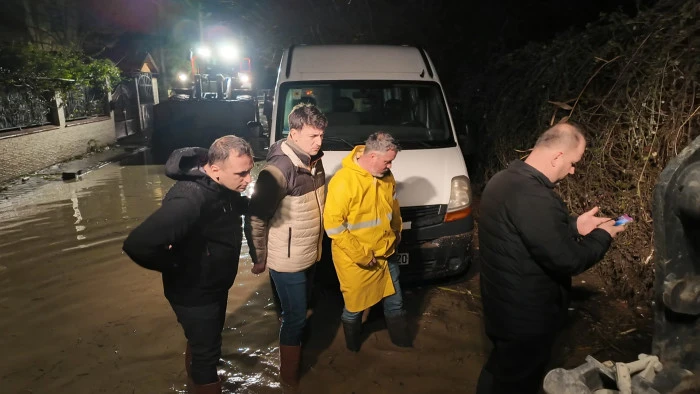 Bornova&rsquo;da sağanak sele d&ouml;n&uuml;şt&uuml;