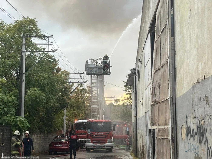 Bornova’daki depo yangını hızlı müdahaleyle kontrol altına alındı