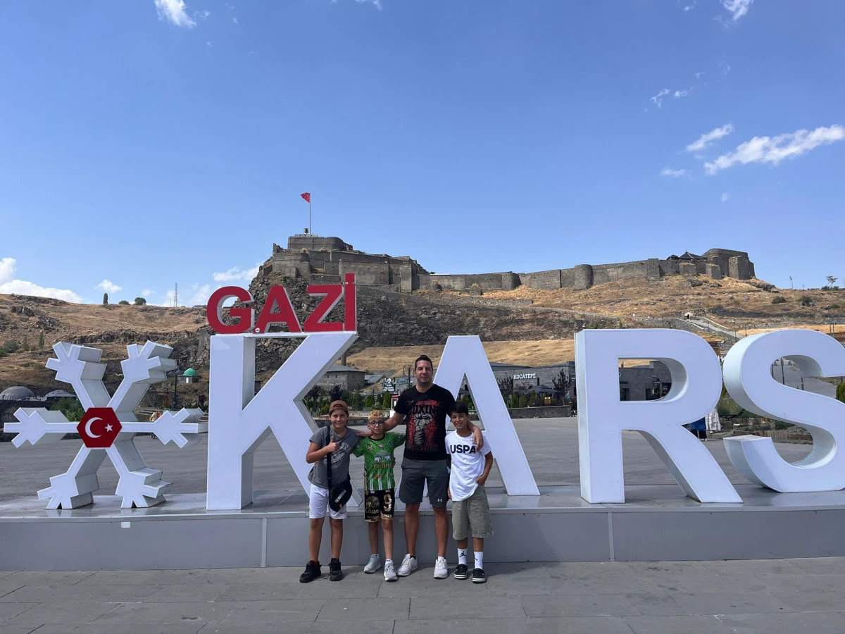 Bostanlıspor’un Minik Muaythai Şampiyonları Kars’ta İzmir’i Temsil Ediyor