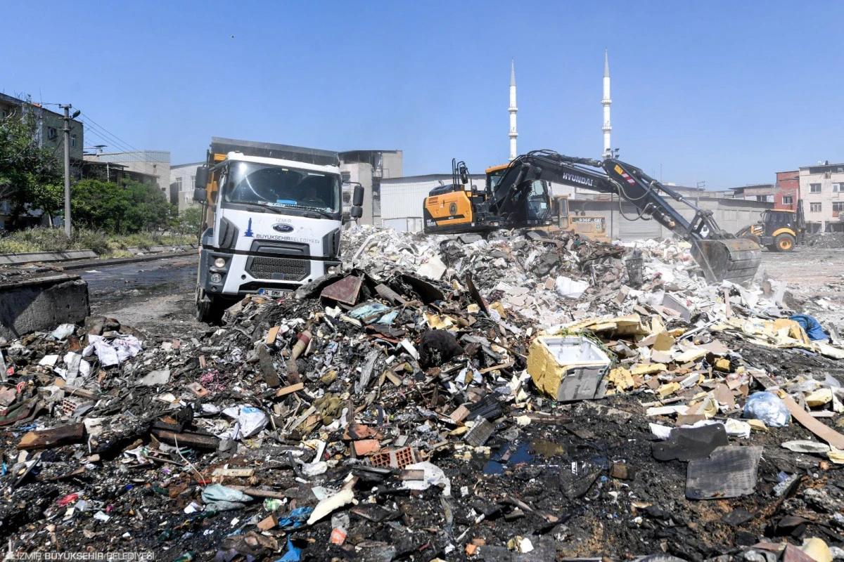 Buca’da kaçak dökülen bin 100 ton atık temizlendi