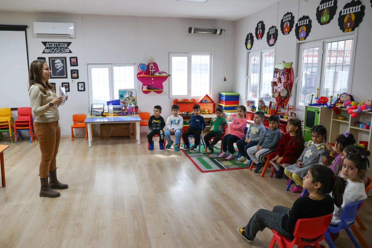 Buca&rsquo;da &ldquo;Okuyan Bir Gelecek&rdquo; projesi t&uuml;m hızıyla s&uuml;r&uuml;yor