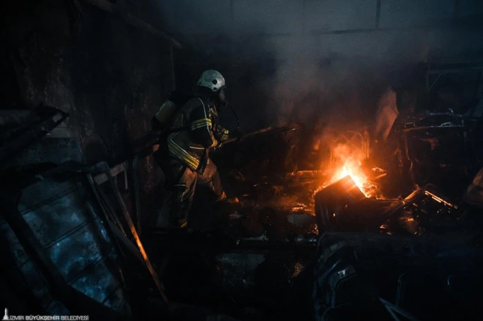 Buca&rsquo;da oto tamirci deposunda yangın kontrol altına alındı