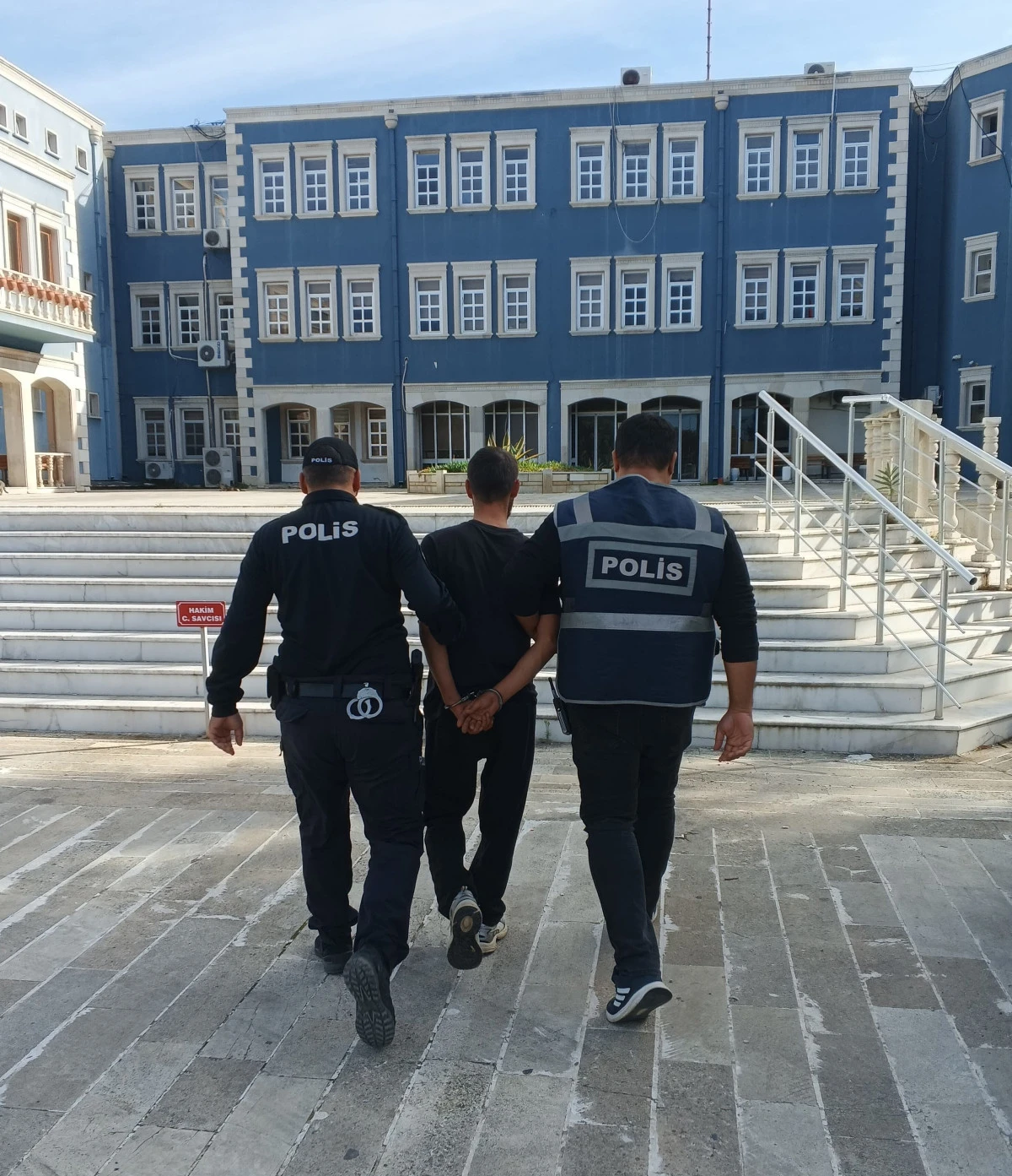 Çalıntı silahla gasp yapan zanlı tutuklandı