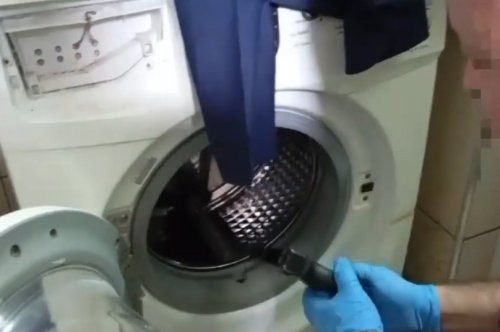 Çamaşır makinesinin içinde gizlenmiş 2 ruhsatsız tabanca bulundu 