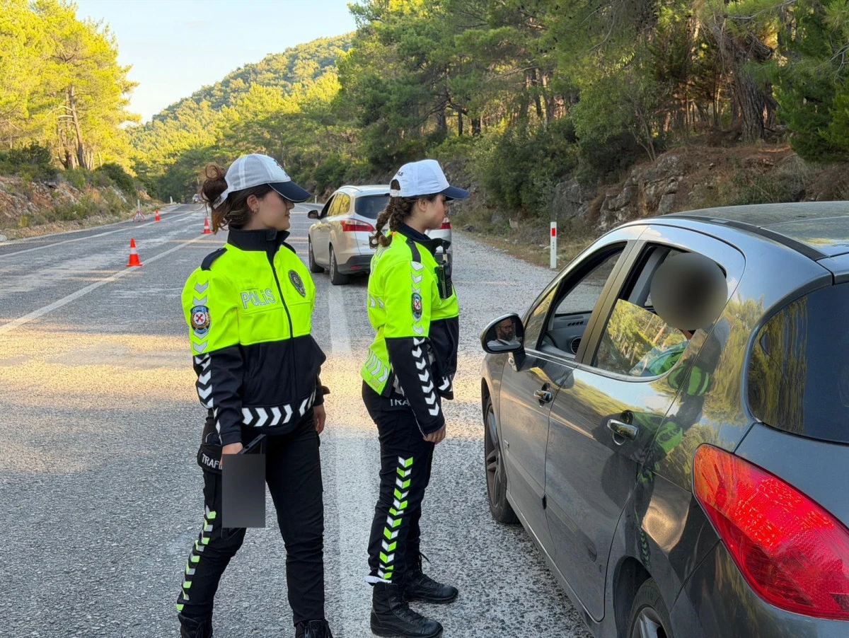 Çeşme-İzmir yolunda trafik güvenliği kadın polislere emanet