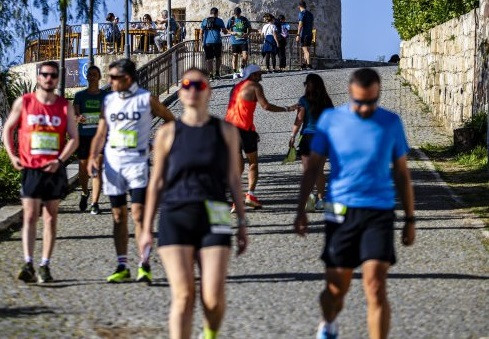 Çeşme Yarı Maratonu, Binlerce Sporcunun Katılımıyla Gerçekleşti