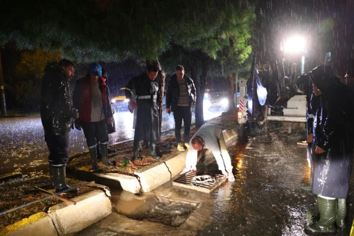 Çeşme’de olağanüstü yağışa belediyeden hızlı müdahale