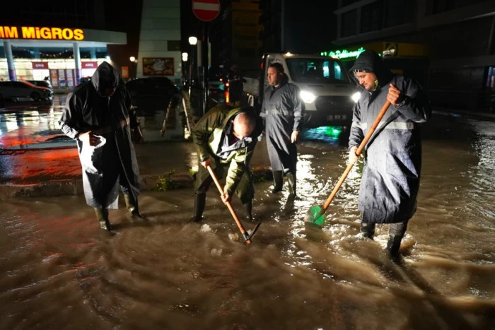 &Ccedil;eşme&rsquo;de sağanak yağışa karşı ekipler alarmda