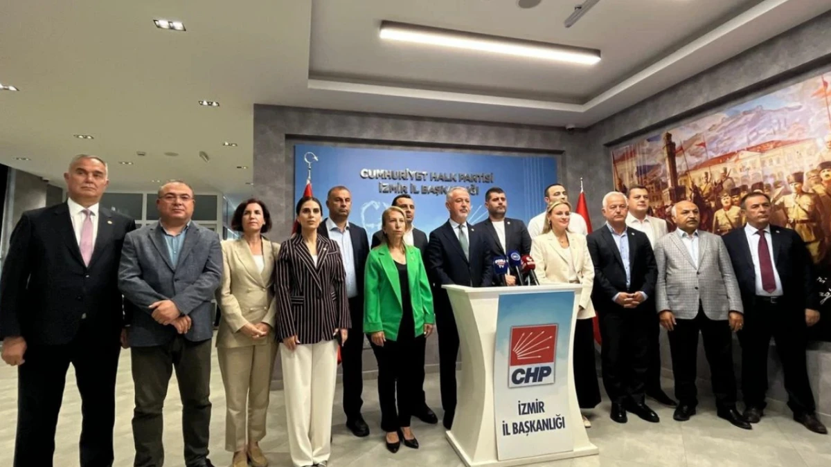 CHP milletvekilleri İzmir’de halka mesaj veriyor