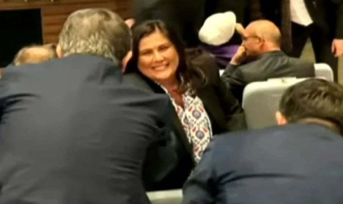 CHP’den İstifa Eden Özlem Çerçioğlu AK Parti Yolunda