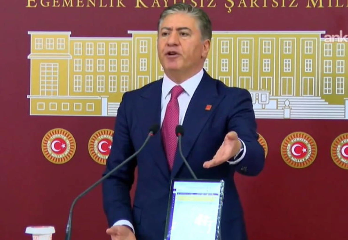 CHP'li Murat Emir basın toplantısına elinde tabletle &ccedil;ıktı