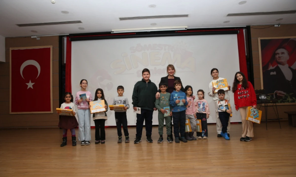 &Ccedil;iğli Belediyesi Tatilde Miniklere Sinema Keyfi Yaşattı