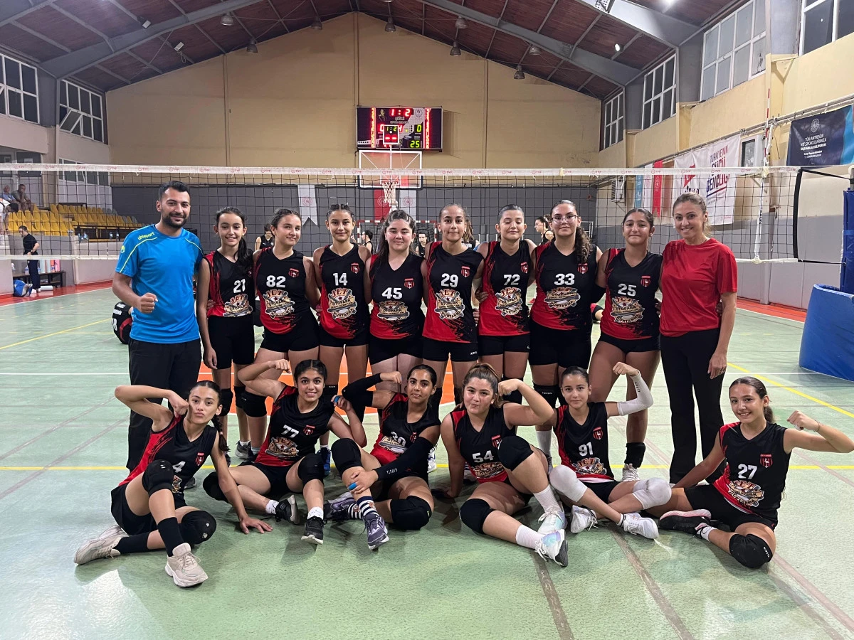 Çiğli Belediyesi’nin voleybol altyapısı ligde zirvede