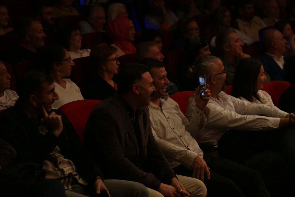 Çiğli Komedi Akşamları öğretmenlere neşeli anlar yaşattı