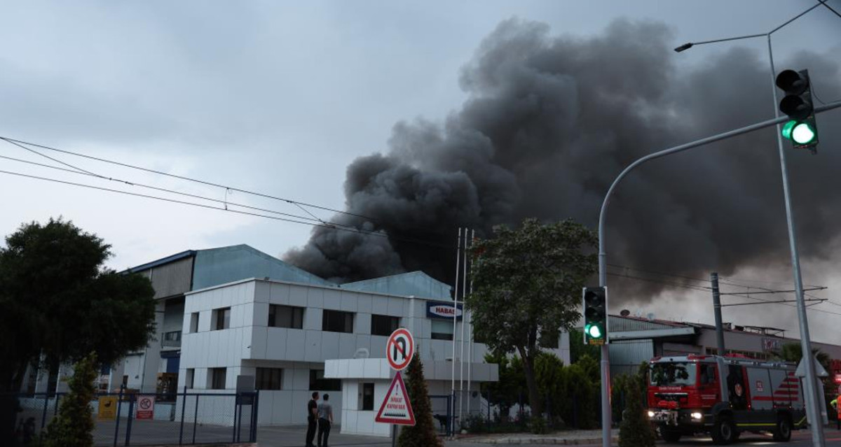 Çiğli'de iki ayrı fabrikada çıkan yangın kontrol altına alındı