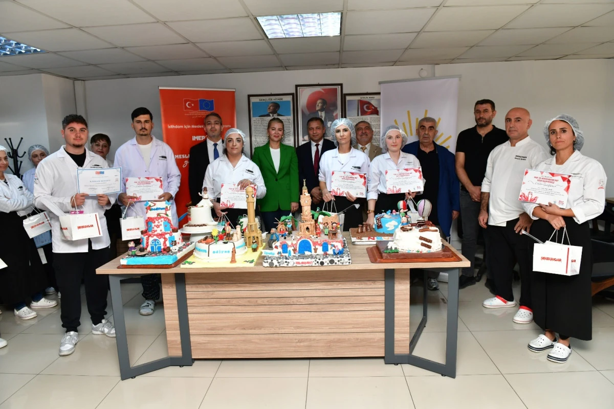 Çiğli’de istihdama tatlı dokunuş: Pastacılık kurslarının ilk mezunları sertifika aldı