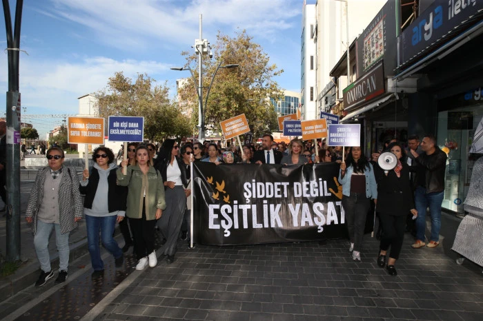 Çiğli’de yüzlerce kadın şiddete karşı yürüdü