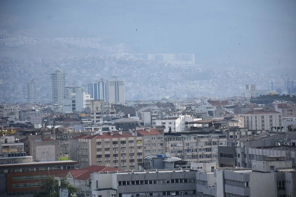 Çöl Tozu Türkiye'yi Etkisi Altına Aldı: İzmir'in Hava Kalitesi Düştü