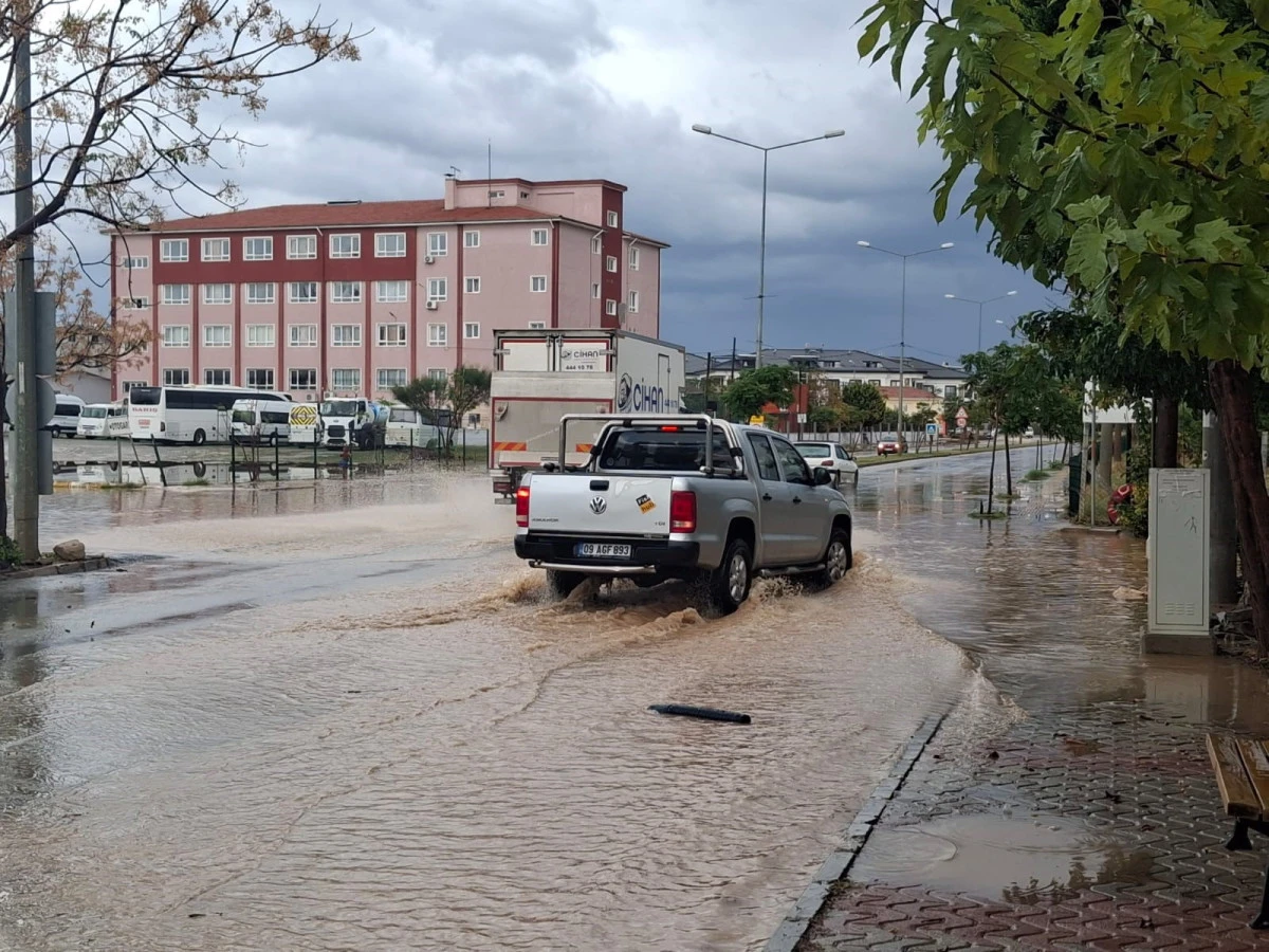 Didim’de sağanak yağış cadde ve bulvarları suyla doldurdu