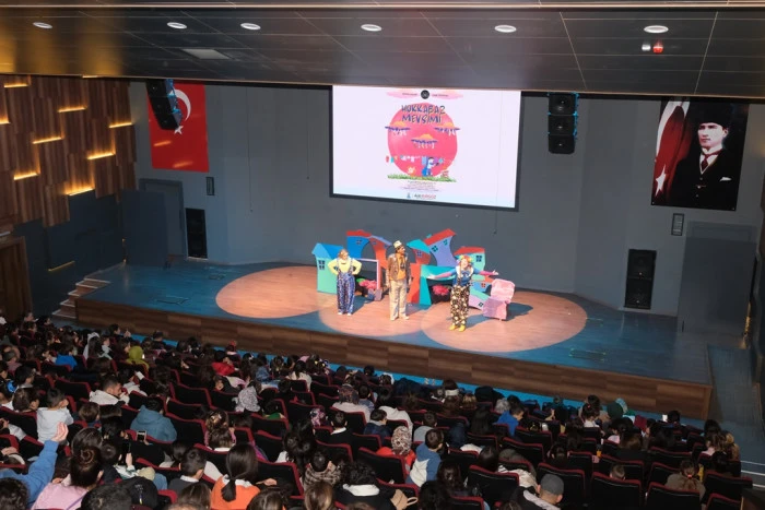 Dikili Belediyesi&rsquo;nden &ccedil;ocuklara renkli yarı yıl tatili