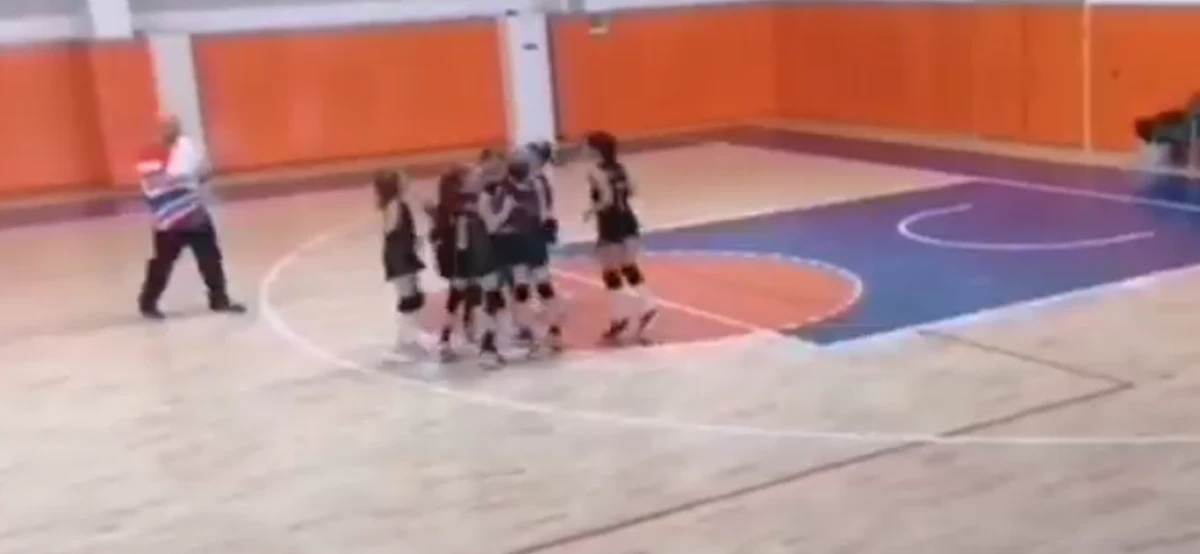 Dikili Lodos Mini Voleybol Ligi'ne Galibiyetle Fırtına Gibi Başladı