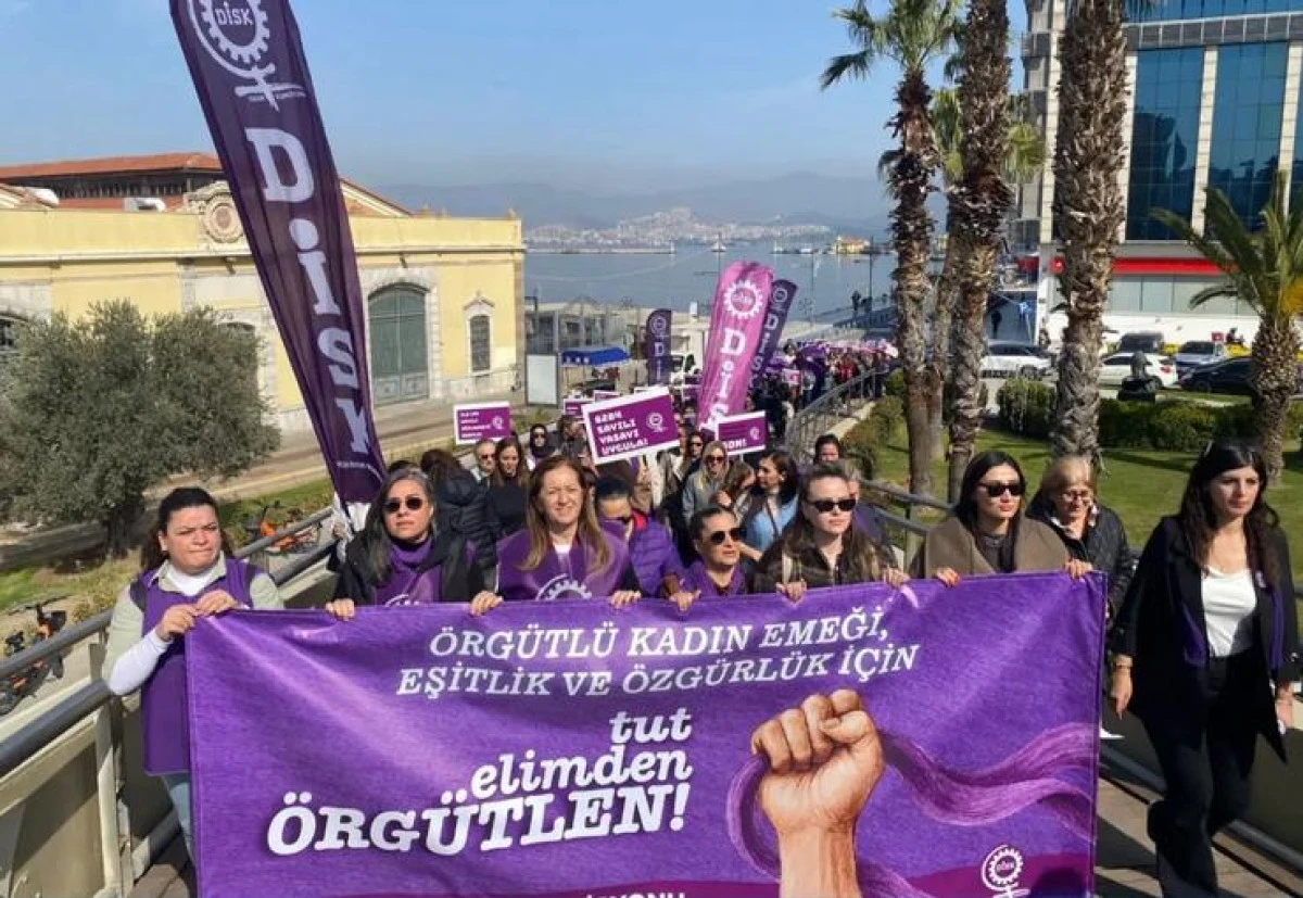 DİSK İzmir Kadın Komisyonu: 'Şiddetsiz işyerleri ve şiddetsiz bir yaşam i&ccedil;in m&uuml;cadele edeceğiz'