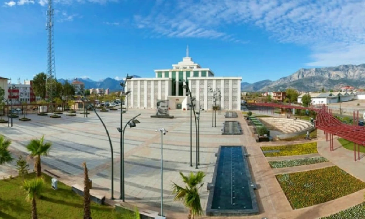 D&ouml;şemealtı Belediyesi&rsquo;ne yolsuzluk operasyonu: 10 g&ouml;zaltı