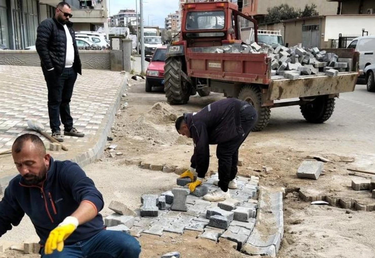 Edremit Belediyesi Altınkum&rsquo;da Ve Kadık&ouml;y&rsquo;de Yolları Yeniliyor