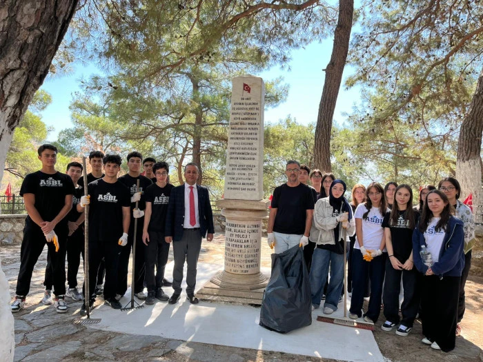 Efeler’de “Onlar Diridirler” Projesiyle Öğrenciler Şehitlikleri Ziyaret Etti