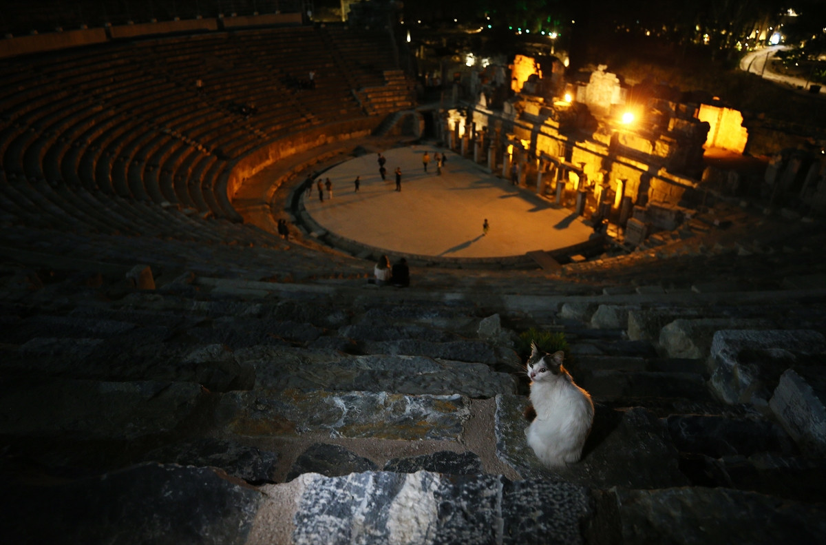 Efes Antik Kenti Gece Müzeciliğiyle Ziyaretçilerini Ağırlıyor