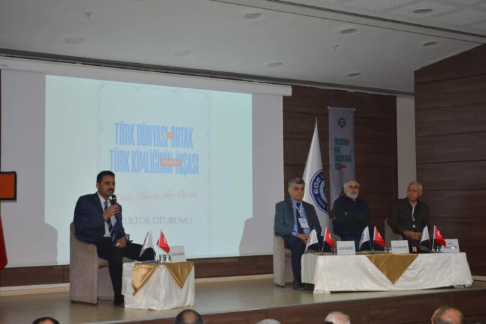 Ege &Uuml;niversitesi&rsquo;nde T&uuml;rk d&uuml;nyası ortak kimliği tartışıldı