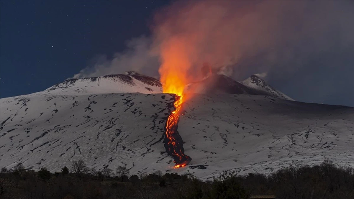 Etna Yanardağı yeniden faaliyete ge&ccedil;ti: Kırmızı seviye uyarı