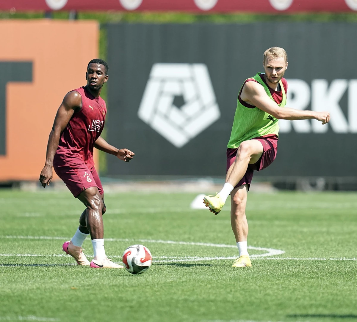 Galatasaray’da savunmada iki ayrılık birden