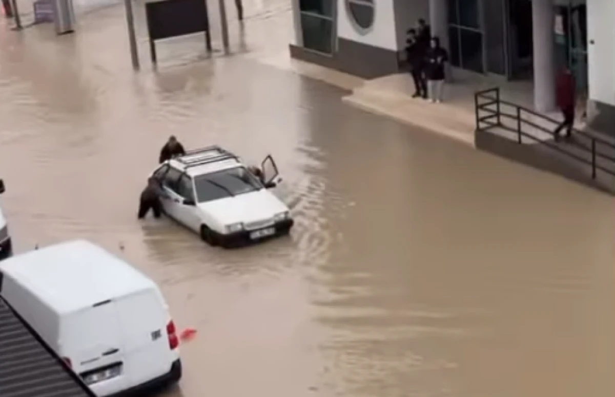 Gaziemir Sarnı&ccedil;&rsquo;ta sağanak sonrası yollar suyla doldu