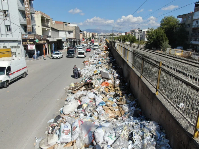 Grev sona erdi, Buca sokakları çöplerle dolu
